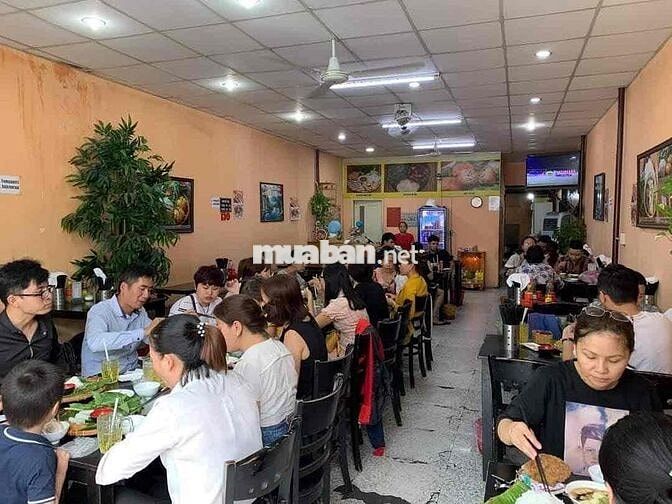 Tuyển phục vụ quán ăn
