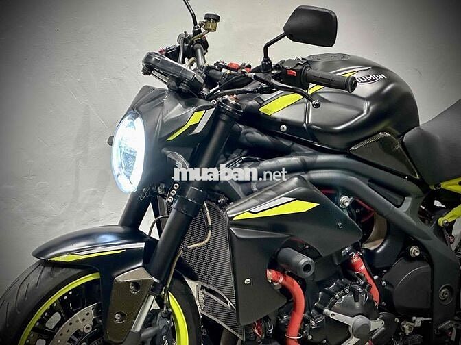 TRIUMOH SPEED TRIPLE 1050 2010.