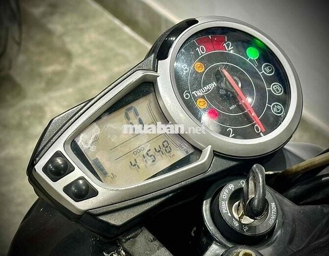 TRIUMOH SPEED TRIPLE 1050 2010.