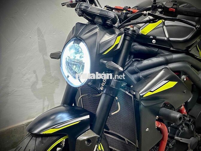TRIUMOH SPEED TRIPLE 1050 2010.