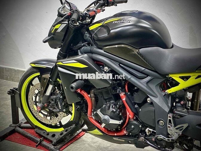 TRIUMOH SPEED TRIPLE 1050 2010.
