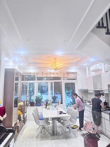 Bán nhà Xuân Thủy 42m2x6T thang máy, phân lô cán bộ CX5 tránh, 12 t