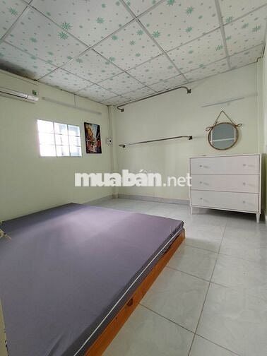 Nhà cho thuê hẻm xe hoi, gần ngã tư Hàng Xanh