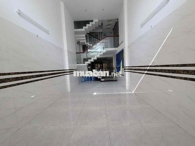 Cho thuê nhà dài hạn  ngang 4,5 dài 20 m trệt lửng 3 lầu Giá 20 tr / t