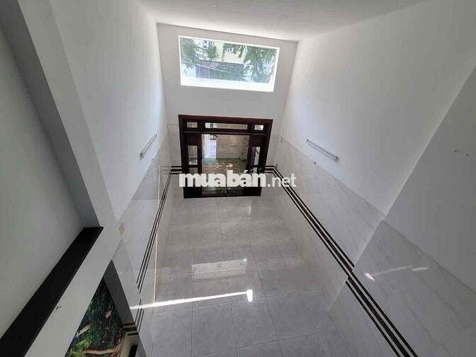 Cho thuê nhà dài hạn  ngang 4,5 dài 20 m trệt lửng 3 lầu Giá 20 tr / t