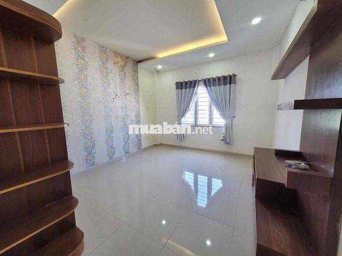 Cho thuê nhà dài hạn  ngang 4,5 dài 20 m trệt lửng 3 lầu Giá 20 tr / t