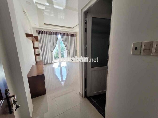 Cho thuê nhà dài hạn  ngang 4,5 dài 20 m trệt lửng 3 lầu Giá 20 tr / t