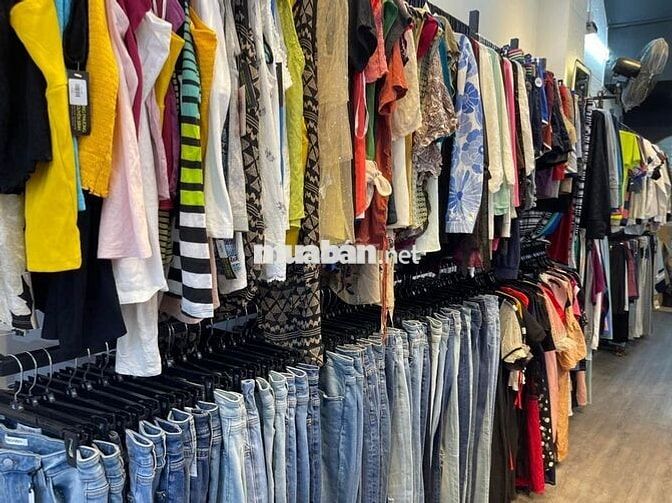 Cần Tuyển Nam Phụ Kho Và Sắp Xếp Quần Áo