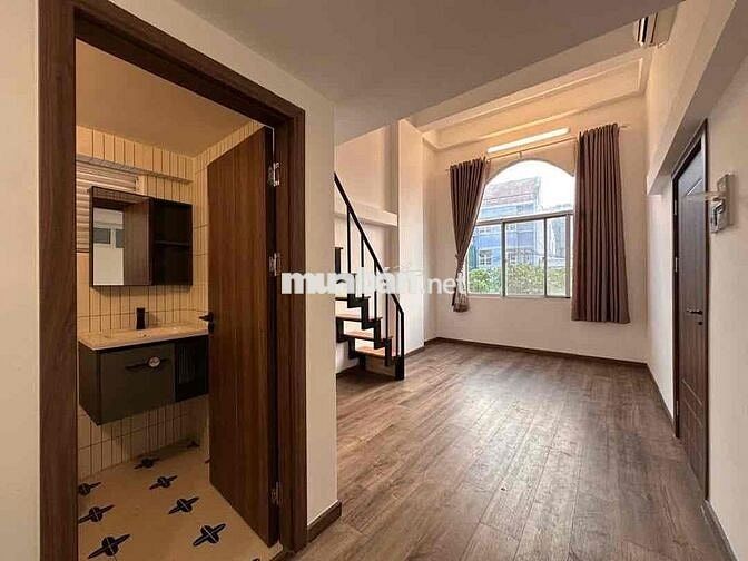 CHDV BAN CÔNG VIEW KÍNH NGAY CÔNG TRƯỜNG DÂN CHỦ
