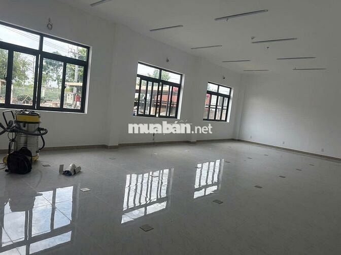Cho thuê xưởng 2000m2  mới 100% giá tốt Trong KCN Tân Đô , Long An 