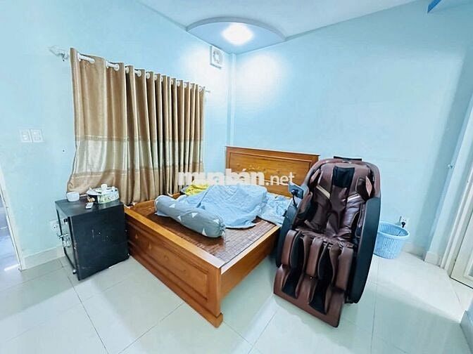 Nhà rộng 2 tầng, gần công viên Nguyễn Sỹ Sách.