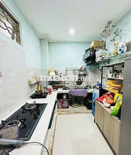 Nhà rộng 2 tầng, gần công viên Nguyễn Sỹ Sách.