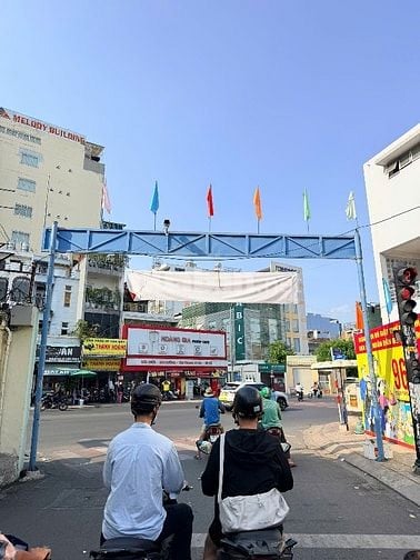 Bán nhà Phú Nhuận. Mặt tiền kinh doanh buôn bán, Dt 4m x 16m Vuông 