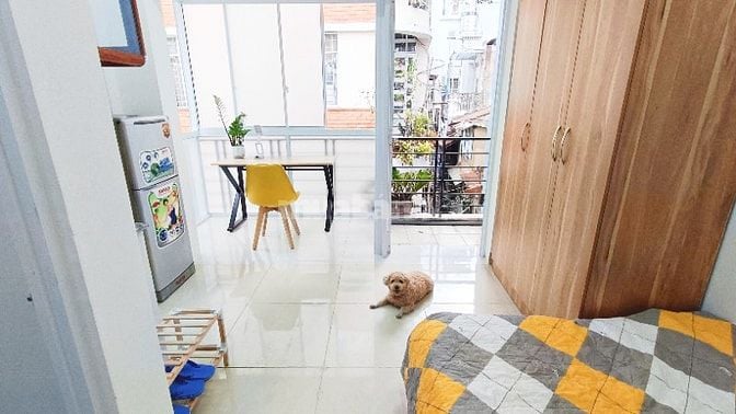 Nhân viên dọn và sắp xếp phòng khách sạn