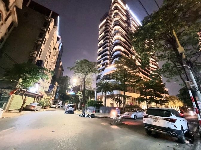 BÁN ĐẤT TẶNG NHÀ GẦN CÔNG VIÊN HÒA BÌNH -MẶT PHỐ VÍP - KINH DOANH SẦM 