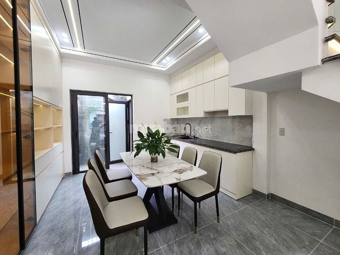 Căn nhà 3 tầng độc lập ngay Sân Vận động An Dương, vài bước ra đến Hồ 