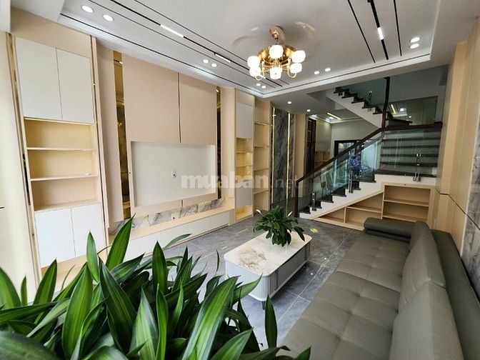 Căn nhà 3 tầng độc lập ngay Sân Vận động An Dương, vài bước ra đến Hồ 