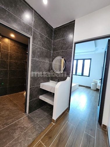 Căn nhà 3 tầng độc lập ngay Sân Vận động An Dương, vài bước ra đến Hồ 