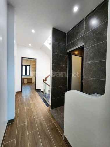 Căn nhà 3 tầng độc lập ngay Sân Vận động An Dương, vài bước ra đến Hồ 