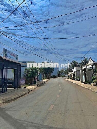 nền nhà trung tâm Long Khánh , đầy đủ tiện ích , giá rẻ