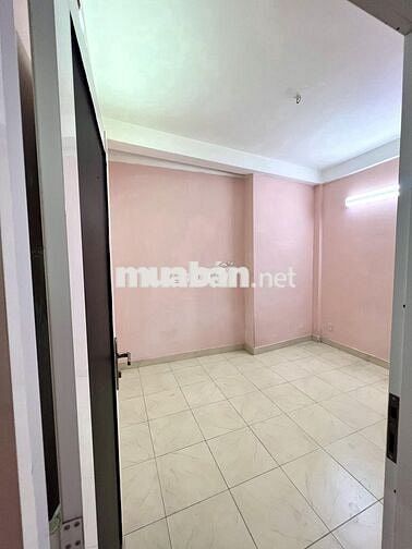 Q. Tân Bình! Nhà 3 lầu, gần khu triển lãm. Gồm 3pn và 2 Tollet