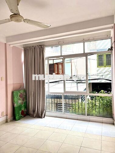 Q. Tân Bình! Nhà 3 lầu, gần khu triển lãm. Gồm 3pn và 2 Tollet