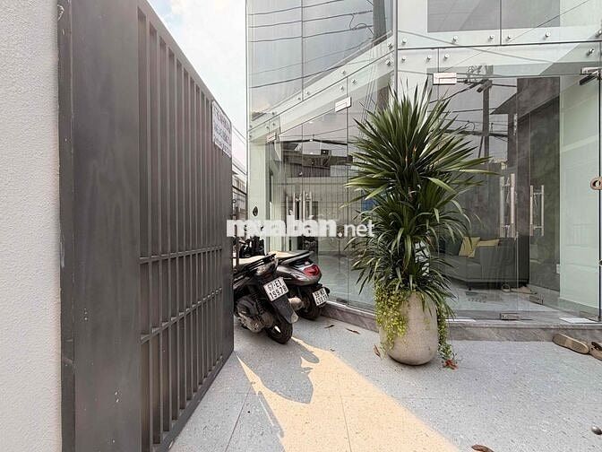 Cho thuê nguyên toà tự quản 400m2 có thang máy, cho ngủ lại