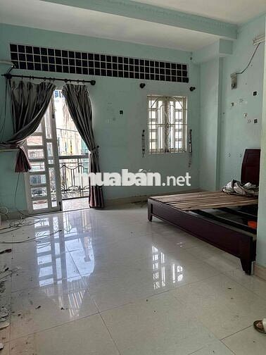 NNC ở ngay chợ Bà Chiểu 2pn 2wc có sẵn 2 máy lạnh đang sơn mới