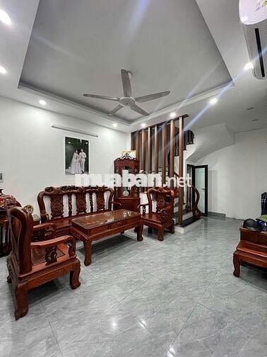 Cho thuê nhà Ngọc Thuỵ, nhà mới,40m, 5 tầng, full nội thất ,ô tô đỗ