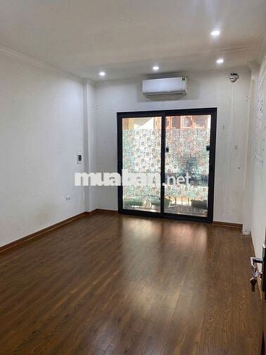 Cho thuê nhà Phố Trạm, Long Biên, 43m x5 tầng, full đồ,ở ngay, ô tô đỗ