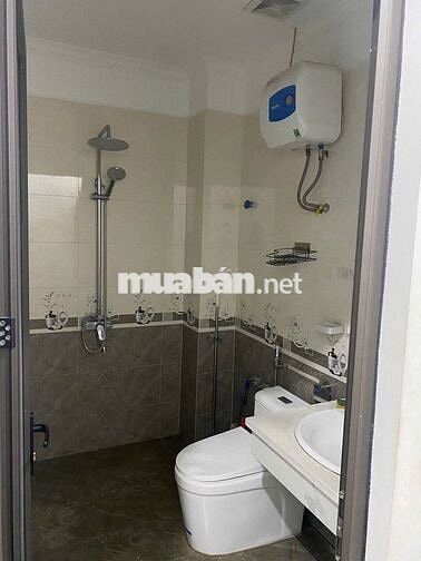 Cho thuê nhà Phố Trạm, Long Biên, 43m x5 tầng, full đồ,ở ngay, ô tô đỗ