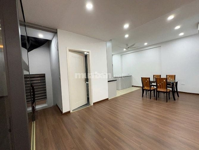 Chính chủ cho thuê biệt thự 5 tầng,Thang Máy  tại: Âu Cơ,Tây Hồ 55tr