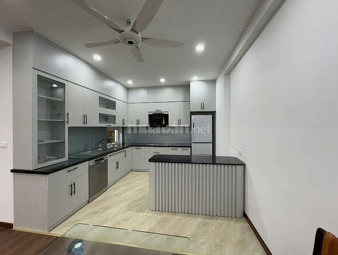 Chính chủ cho thuê biệt thự 5 tầng,Thang Máy  tại: Âu Cơ,Tây Hồ 55tr