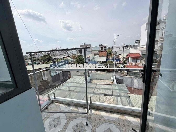 Phòng ban công giá rẻ có đủ nội thất gần CVPM Quang Trung