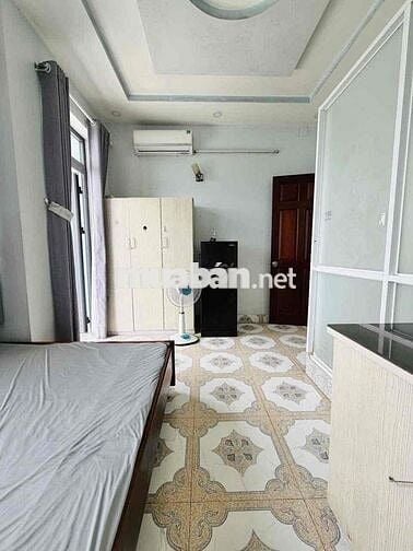 Phòng ban công giá rẻ có đủ nội thất gần CVPM Quang Trung