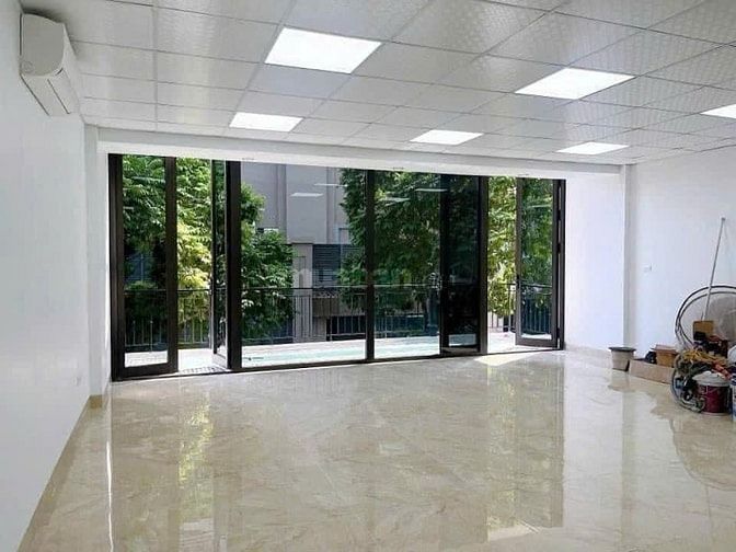 Cho thuê nhà mặt phố Trần Thái Tông: 135m2, MT 8m, VP cao cấp