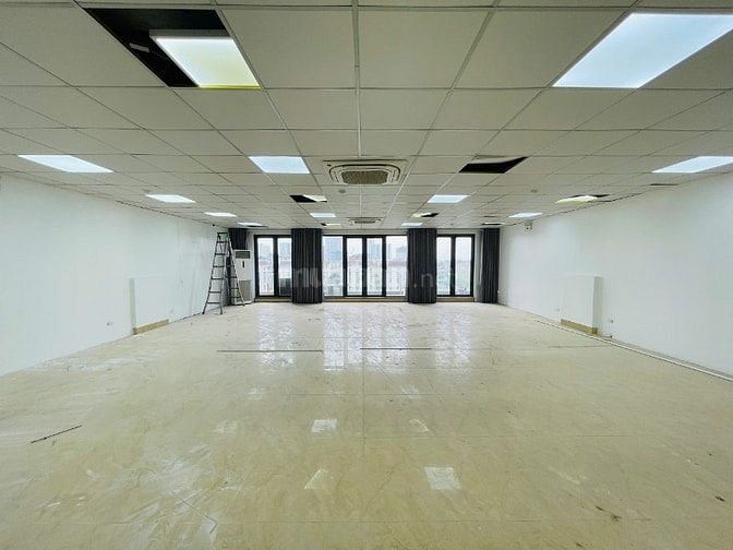 Cho thuê nhà mặt phố Trần Thái Tông: 135m2, MT 8m, VP cao cấp
