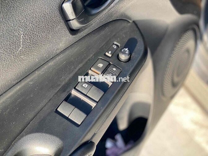 Toyota Vios E CVT 49700 km Vàng cát