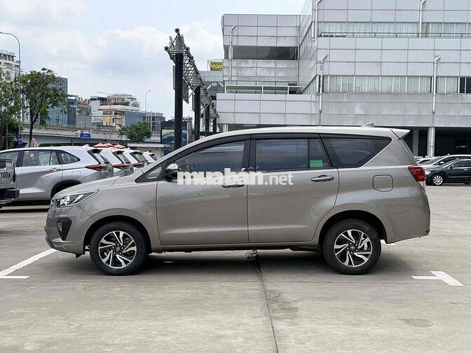 Toyota Innova 2022 2.0E - màu Đồng - Xe Tại Hãng