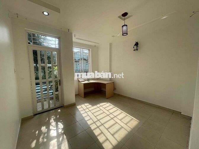 - Phòng ban công , tách bếp , Cửa Sổ Trời , Phòng Rộng Thoáng mát .
