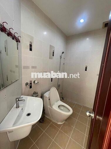 - Phòng ban công , tách bếp , Cửa Sổ Trời , Phòng Rộng Thoáng mát .