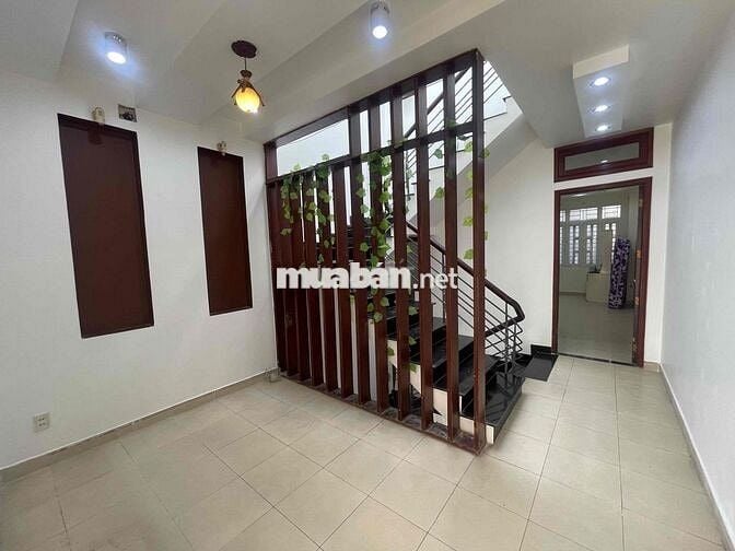 - Phòng ban công , tách bếp , Cửa Sổ Trời , Phòng Rộng Thoáng mát .