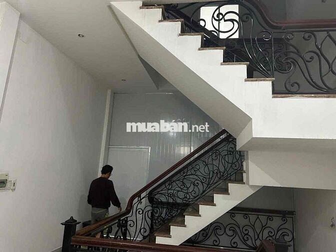 Cho thuê nhà 1 trệt 3 lầu mặt tiền đường kinh doanh , phường trung dũn
