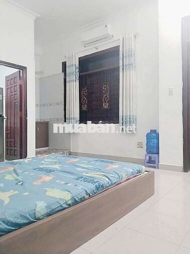phòng rộng, full nội thất,ban công, cửa sổ 