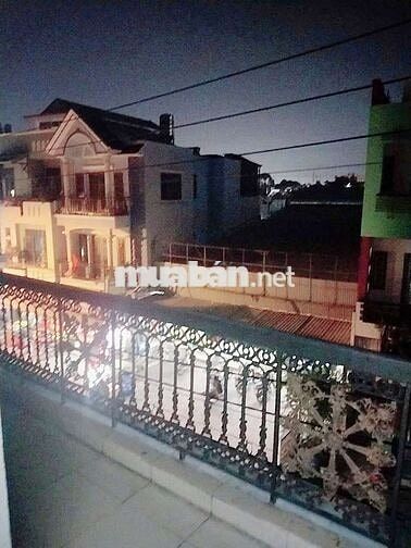 phòng rộng, full nội thất,ban công, cửa sổ 