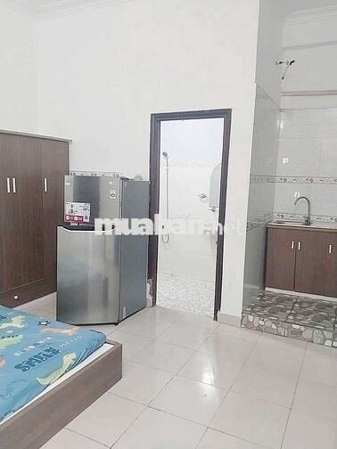 phòng rộng, full nội thất,ban công, cửa sổ 