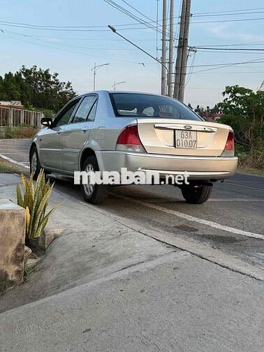 Ford 5 chỗ màu Bạc