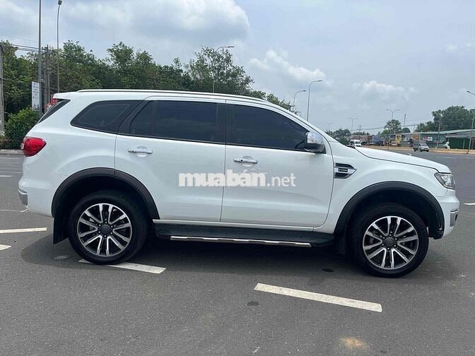 Ford Everest Titanium Trắng