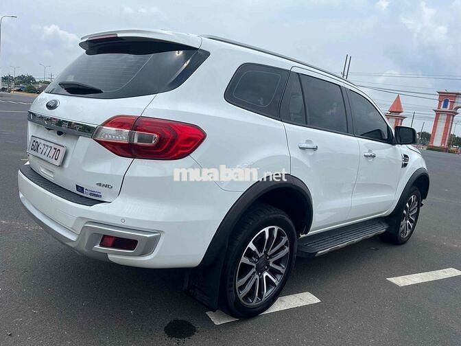 Ford Everest Titanium Trắng