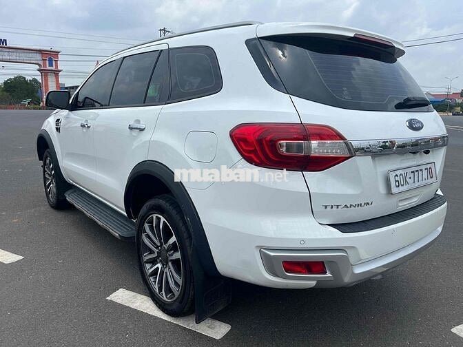 Ford Everest Titanium Trắng